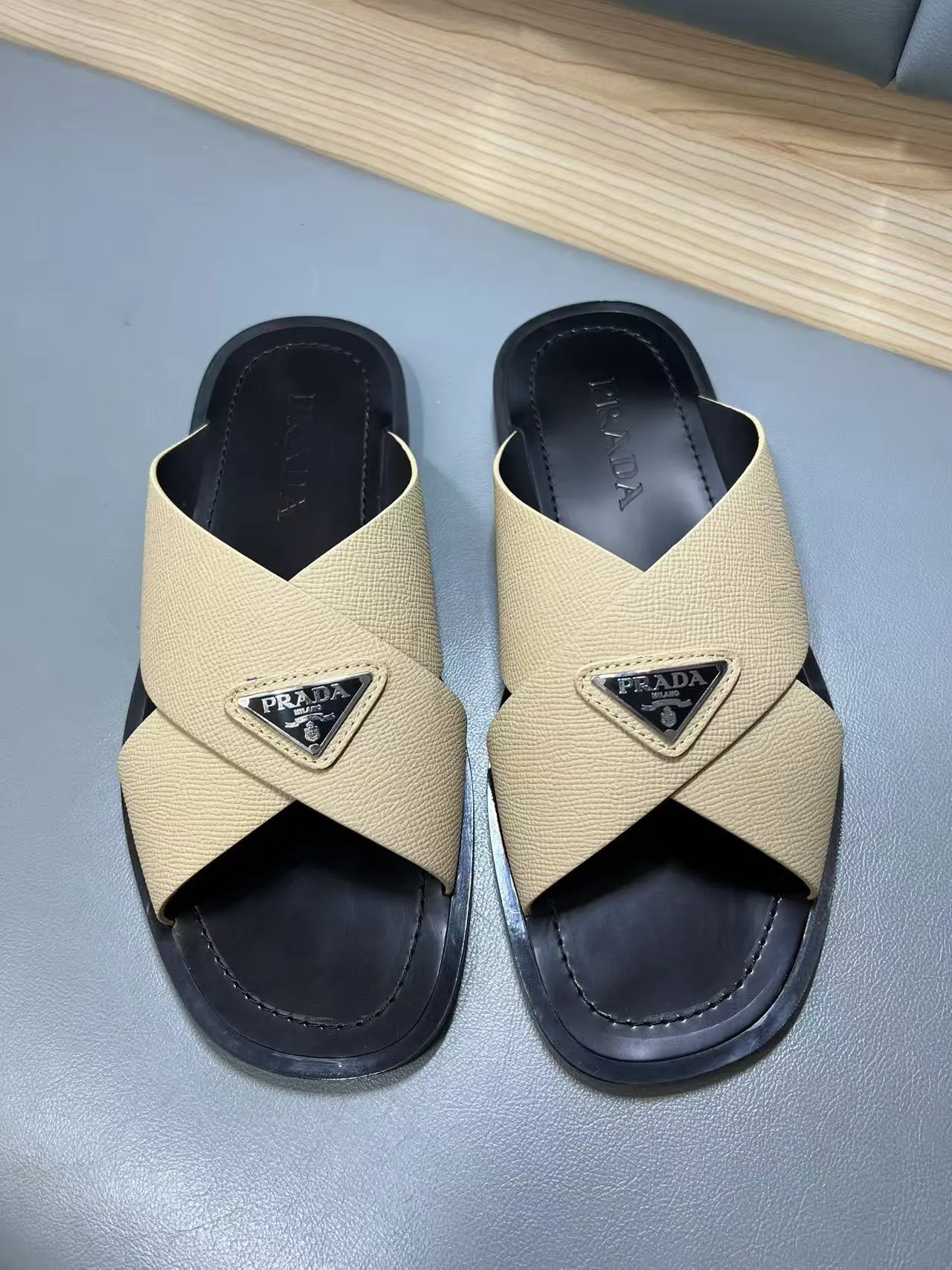 340💰PRADA Prada’s latest slippers are synchronized with the official website. This slipper is made of the brand’s unique and iconic Saffiano leather. The brand logo jumps out from the double straps, and the brand style is clearly visible. Cowhide gives men elegant charm and functional design, making it an ideal choice for vacation and leisure. Size:38-45